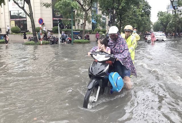 Mơ thấy lội nước đánh con gì